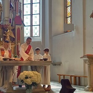 Minis helfen bei der Gabenbereitung
